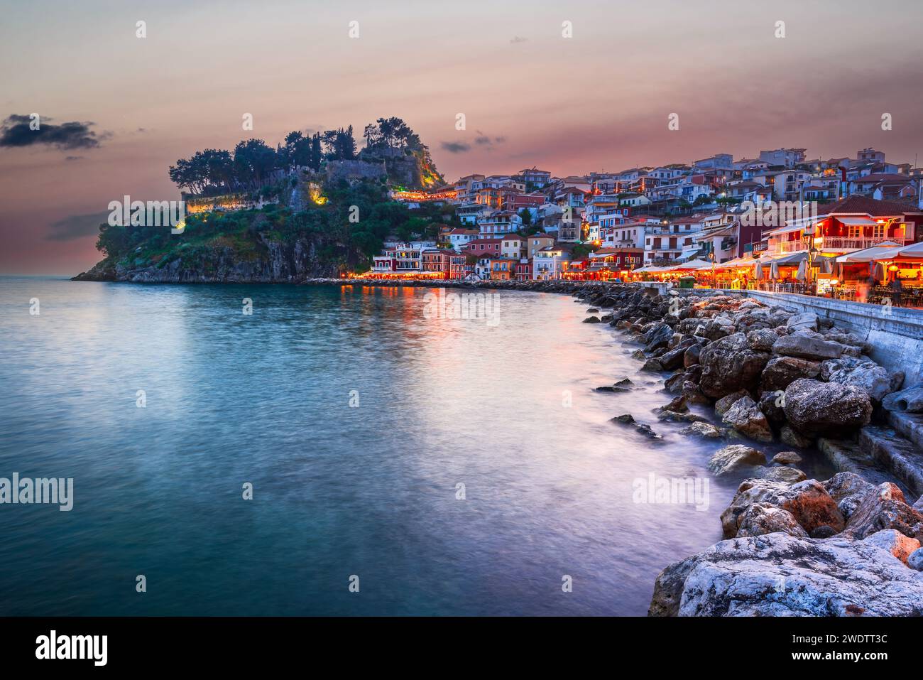 Parga, Grecia. Splendido tramonto colorato, vacanze greche sulla costa dell'Epiro del Mar Ionio. Tramonto illuminato in un'ora blu. Foto Stock