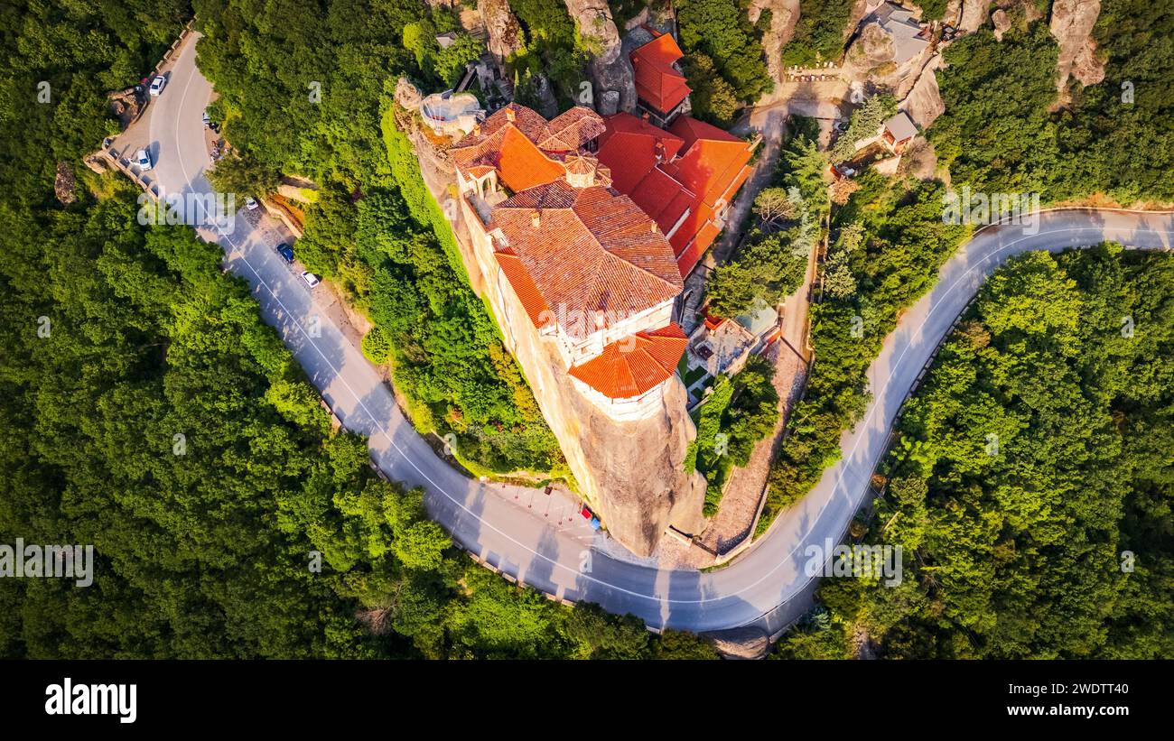 Meteora, Grecia. Monastero di Roussanou e famose formazioni rocciose di arenaria e patrimonio mondiale greco. Foto Stock