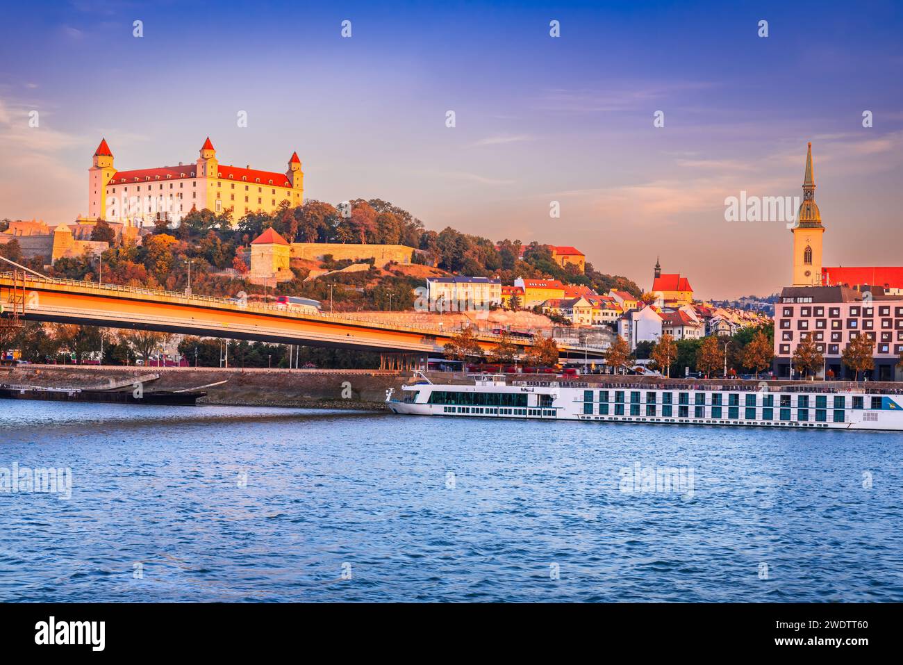 Bratislava, Slovacchia. Paesaggio all'alba con il fiume Danubio e il castello di Bratislava. Foto Stock