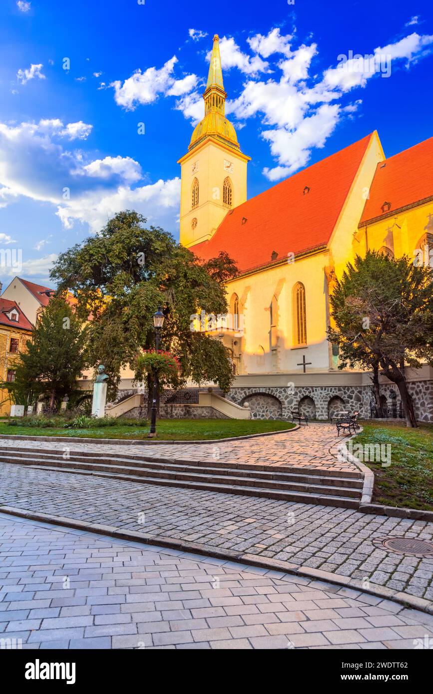 Bratislava, Slovacchia. Paesaggio all'alba con St Cattedrale di Martin, capitale slovacca. Foto Stock