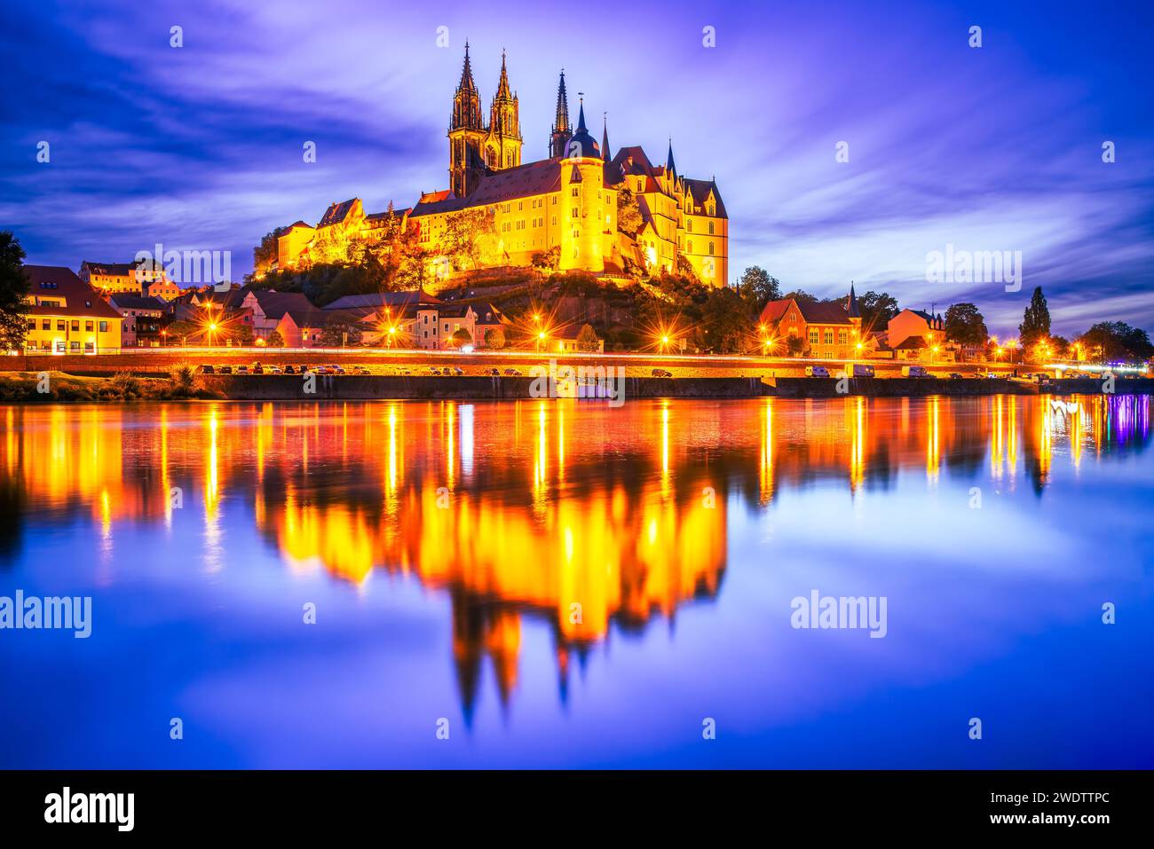 Meissen, Germania. Albrechtsburg, splendida vista al crepuscolo, specchio d'acqua sulla riva del fiume Elba, Sassonia. Foto Stock