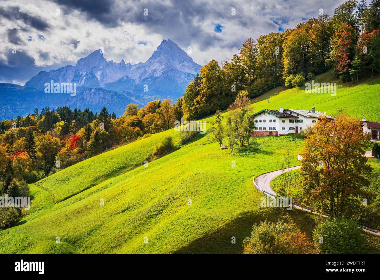Berchtesgaden, Germania. Paesaggio autunnale con la famosa chiesa di Maria Gern e il Monte Watzmann, paesaggio bavarese. Foto Stock