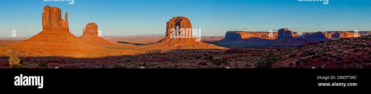 Luce al tramonto sulle Mittens e Merrick Butte nel Monument Valley Navajo Tribal Park in Arizona. Spearhead Mesa, Elephant Butte, Camel Butte, Rain Foto Stock