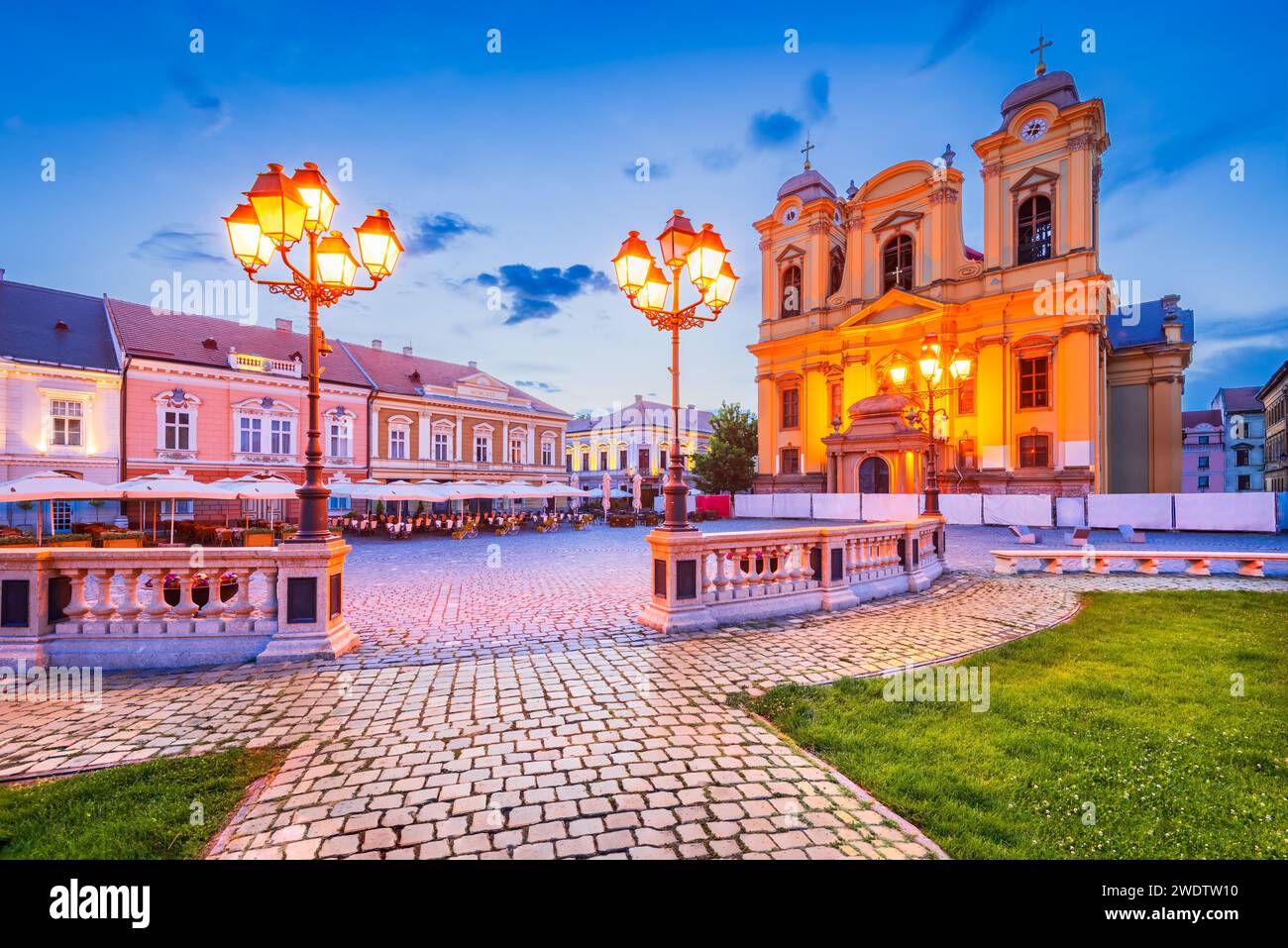 Timisoara, Romania. Scena notturna con Union Square in centro, splendida città barocca a Banat. Foto Stock