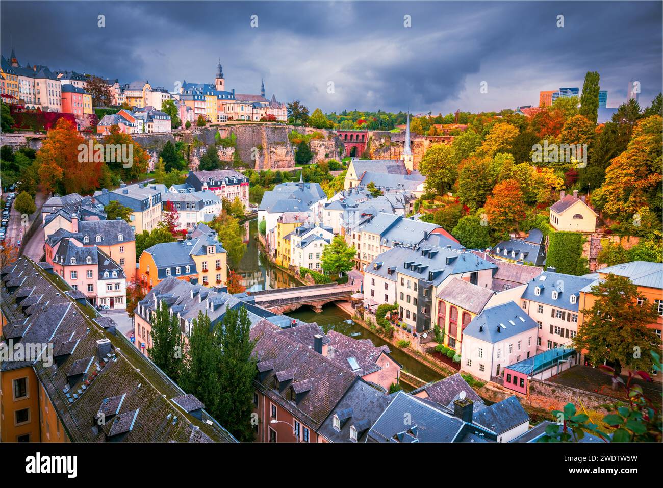 Lussemburgo, paesaggio aereo di un giorno nuvoloso, fiume Alzette e quartiere Grund, splendido piccolo paese dell'Unione europea Foto Stock