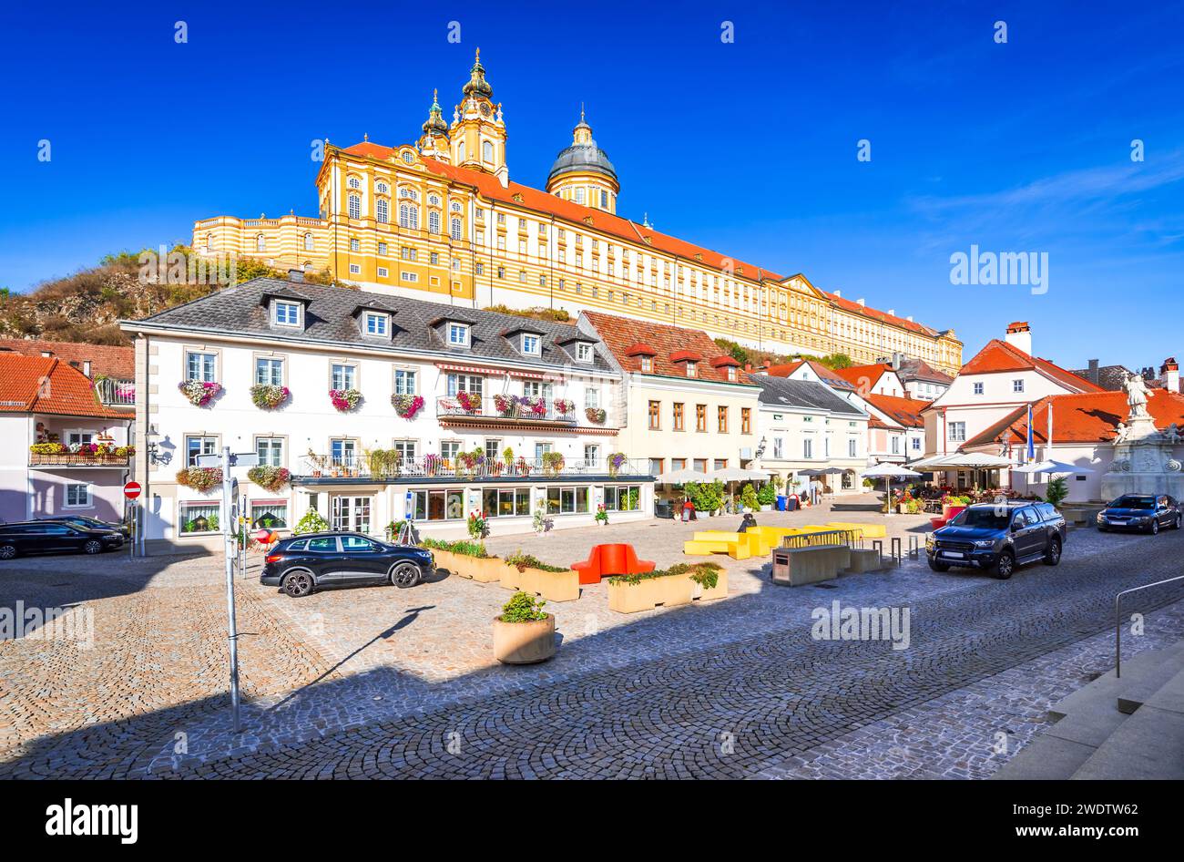 Melk, Austria. Centro storico con Stift Melk che si affaccia sulla piazza principale. Fiume Danubio, panoramica valle di Wachau. Foto Stock