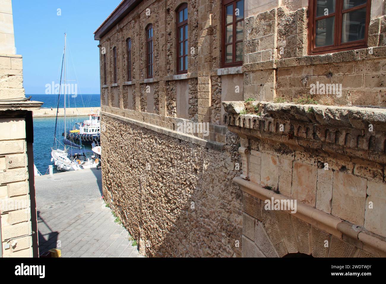 vecchio magazzino di pietra (arsenale) a chania a creta in grecia Foto Stock