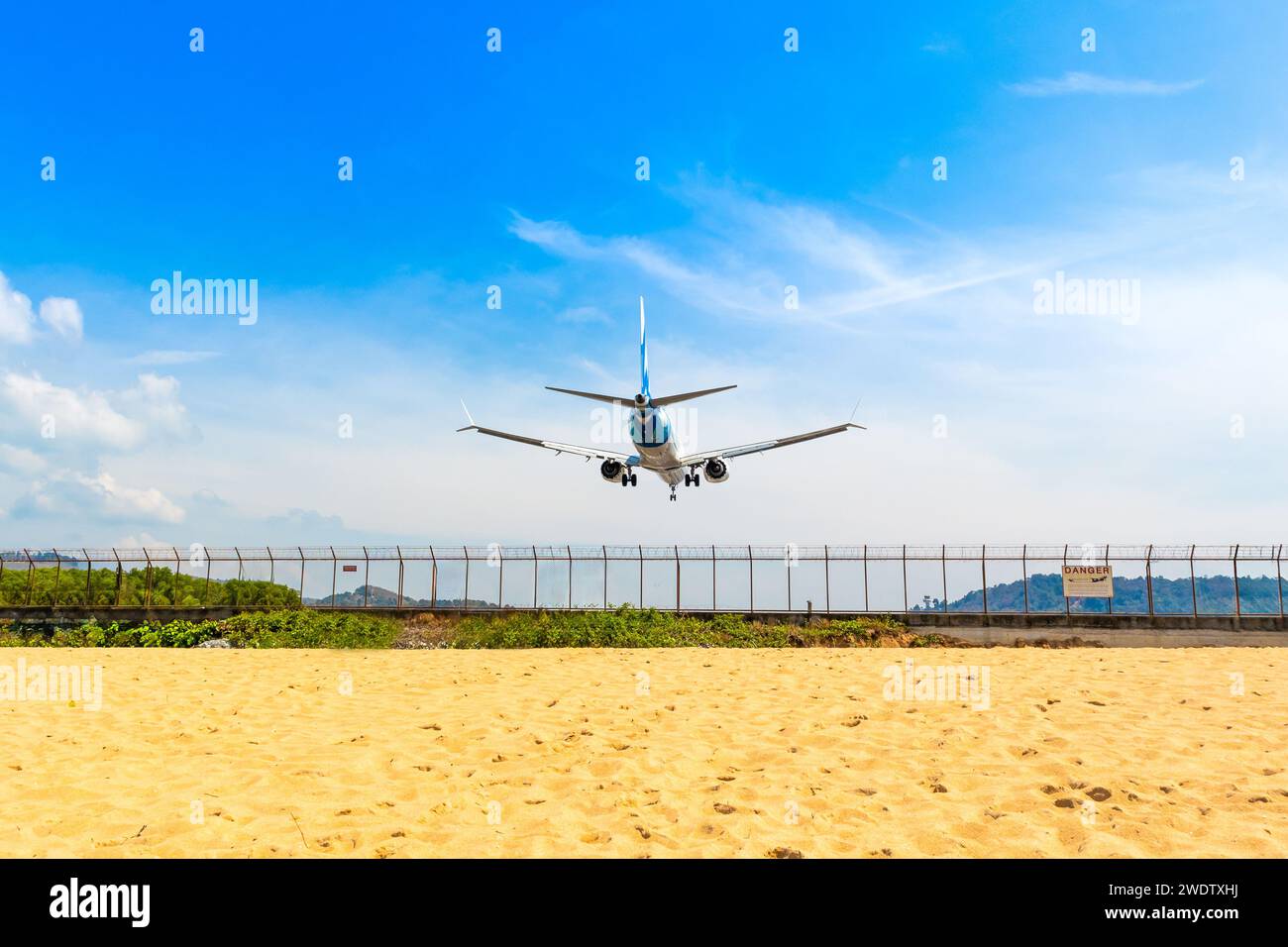 Phuket, Thailandia - 24 gennaio 2023: L'aereo Boeing 737 MAX 9 di SCAT Airlines atterra all'aeroporto di Phuket sulla spiaggia sabbiosa mai Khao Foto Stock