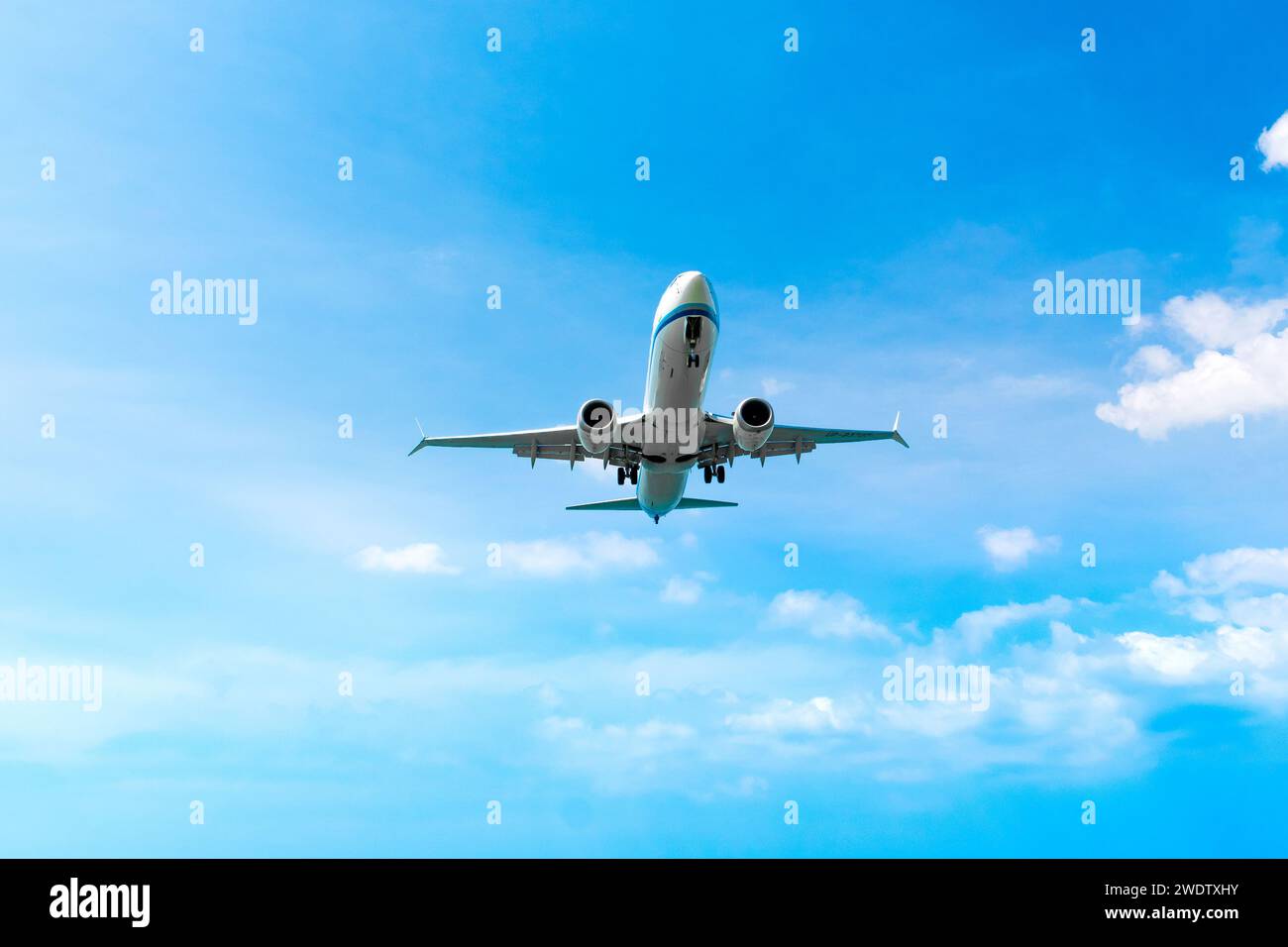 Phuket, Thailandia - 24 gennaio 2023: L'aereo Boeing 737 MAX 9 di SCAT Airlines atterra all'aeroporto di Phuket Foto Stock
