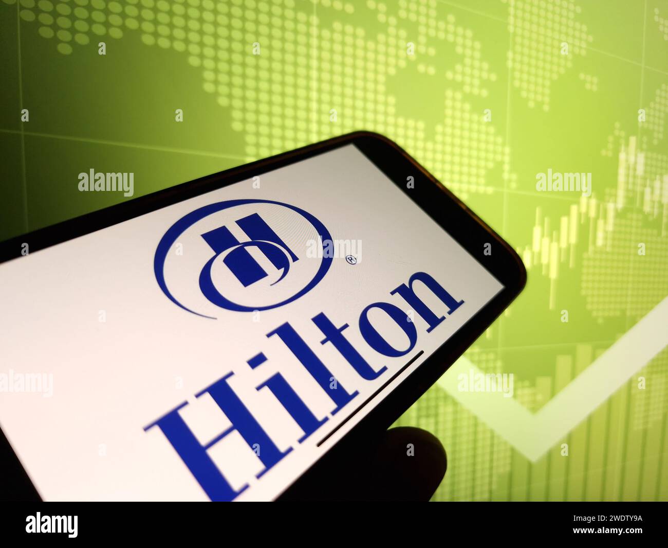 Konskie, Polonia - 21 gennaio 2024: Logo dell'azienda Hilton Worldwide visualizzato sullo schermo del telefono cellulare Foto Stock