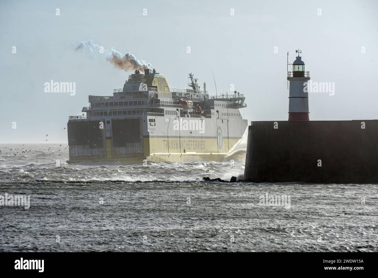 Newhaven, 22 gennaio 2024: Il traghetto da Newhaven a Dieppe parte tardi alla fine della tempesta Isha This Morning Credit: Andrew Hasson/Alamy Live News Foto Stock