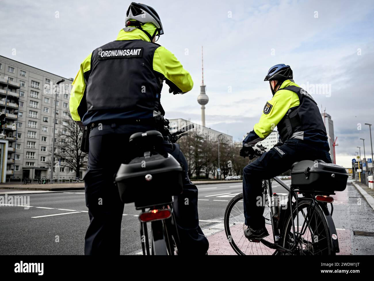 Berlino, Germania. 22 gennaio 2024. I dipendenti dello squadrone di biciclette dell'ufficio dell'ordine pubblico di Mitte si trovano su una pista ciclabile con le loro biciclette. Le loro attività includono controlli prioritari per monitorare il traffico e controlli nelle aree verdi protette. L'ufficio dell'ordine pubblico di Mitte dispone di una flotta di circa 20 biciclette per la pattuglia delle biciclette. Crediti: Britta Pedersen/dpa/Alamy Live News Foto Stock