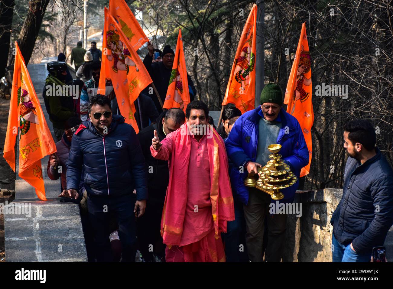 I devoti indù gridano slogan religiosi mentre arrivano per eseguire rituali al tempio Shankaracharya in occasione della cerimonia di consacrazione del tempio Ayodhya RAM. Il primo Ministro Narendra modi lunedì pomeriggio ha completato la "pran pratishtha", o consacrazione, del Tempio RAM ad Ayodhya. La cerimonia speciale per il tempio, che è ancora in costruzione, è stata uno sforzo decennale. Per gli indù, il sito segna il luogo di nascita di Lord RAM, una delle divinità più venerate della fede indù. Ma il sito è anche venerato dai musulmani per aver ospitato un tempo il Babri Mo del XVI secolo Foto Stock