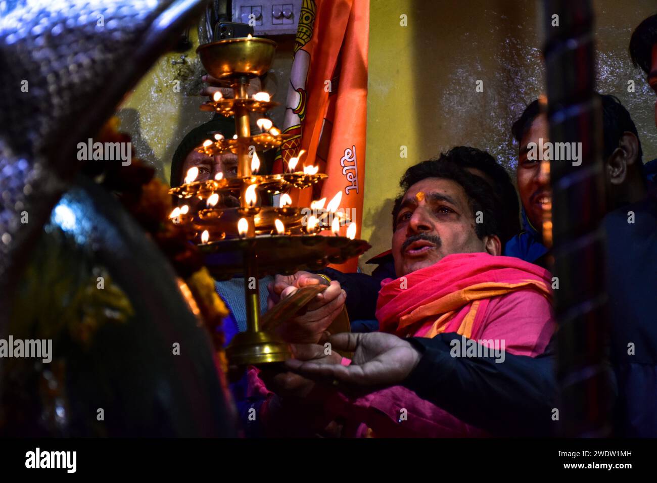 I devoti indù eseguono rituali al tempio Shankaracharya in occasione della cerimonia di consacrazione del tempio Ayodhya RAM. Il primo Ministro Narendra modi lunedì pomeriggio ha completato la "pran pratishtha", o consacrazione, del Tempio RAM ad Ayodhya. La cerimonia speciale per il tempio, che è ancora in costruzione, è stata uno sforzo decennale. Per gli indù, il sito segna il luogo di nascita di Lord RAM, una delle divinità più venerate della fede indù. Ma il sito è anche venerato dai musulmani per aver ospitato una volta la Moschea Babri del XVI secolo, un monumento di fede per i Musli indiani Foto Stock