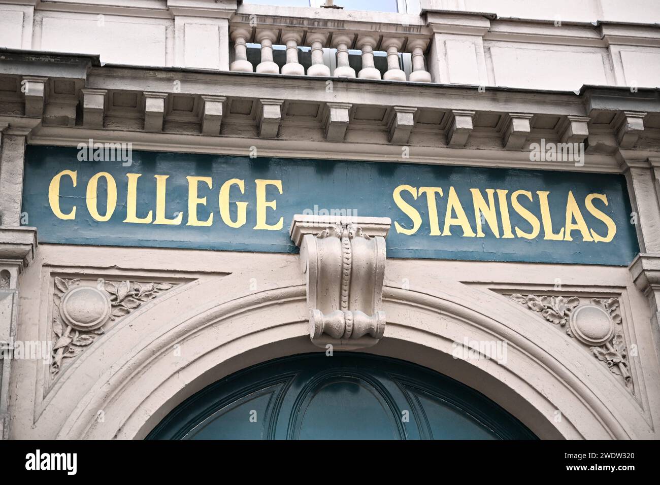 Questa foto scattata il 22 gennaio 2024 mostra una vista della facciata della scuola media College Stanislas, a Parigi, in Francia. Il nuovo ministro dell'istruzione francese disse che era determinata a rimanere in carica nonostante una controversia sul fatto che i suoi figli andassero in una scuola cattolica privata accusata di comportamento omofobico e sessista. Tutti e tre i suoi figli vanno alla scuola d'élite Stanislas, un'istituzione cattolica in un elegante quartiere parigino che in un rapporto consegnato al ministero in agosto è stata accusata di rendere obbligatorie le classi religiose, in contrasto con la legge francese. Foto di Thomas Stevens/ABACAPRESS.COM Foto Stock