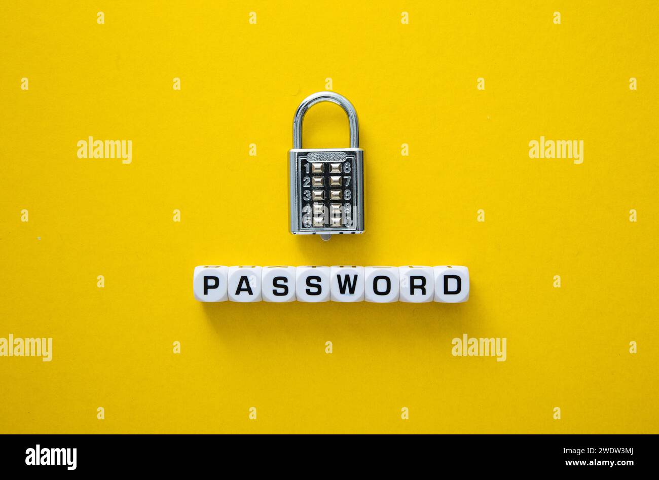Blocco combinato a serratura e blocchi di testo di password che rappresentano la sicurezza dei dati digitali Foto Stock