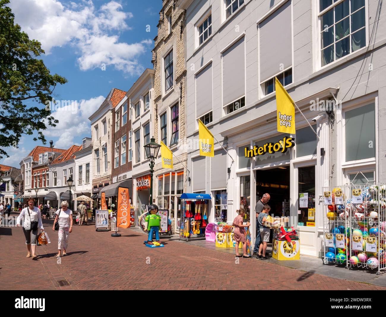 Persone che si trovano nella via dello shopping mol nel centro di Zierikzee, Schouwen-Duiveland, Zeeland, Paesi Bassi Foto Stock