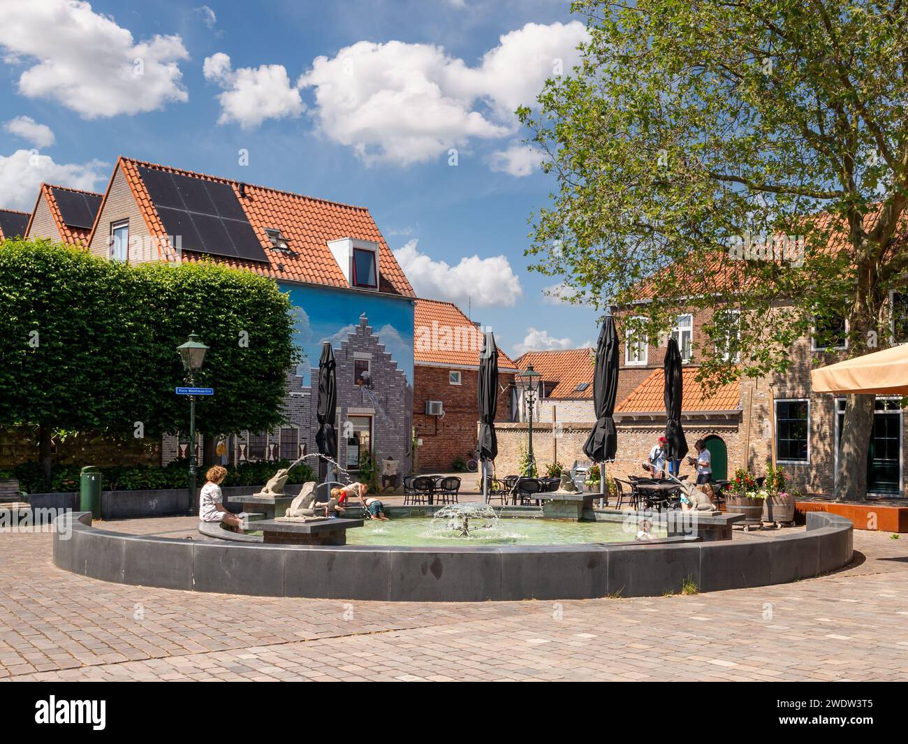 Frog Fountain in piazza Montmaertre nel centro di Zierikzee, Schouwen-Duiveland, Zeeland, Paesi Bassi Foto Stock