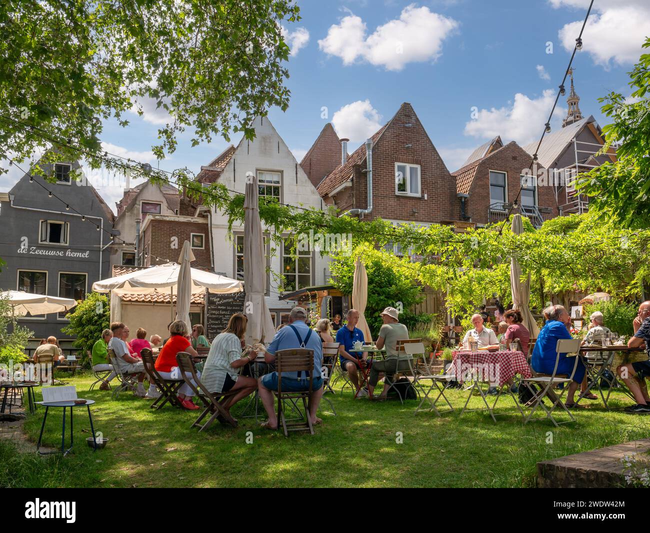 Persone che si rilassano sulla terrazza nel centro storico di Zierikzee, Schouwen-Duiveland, Zeeland, Paesi Bassi Foto Stock