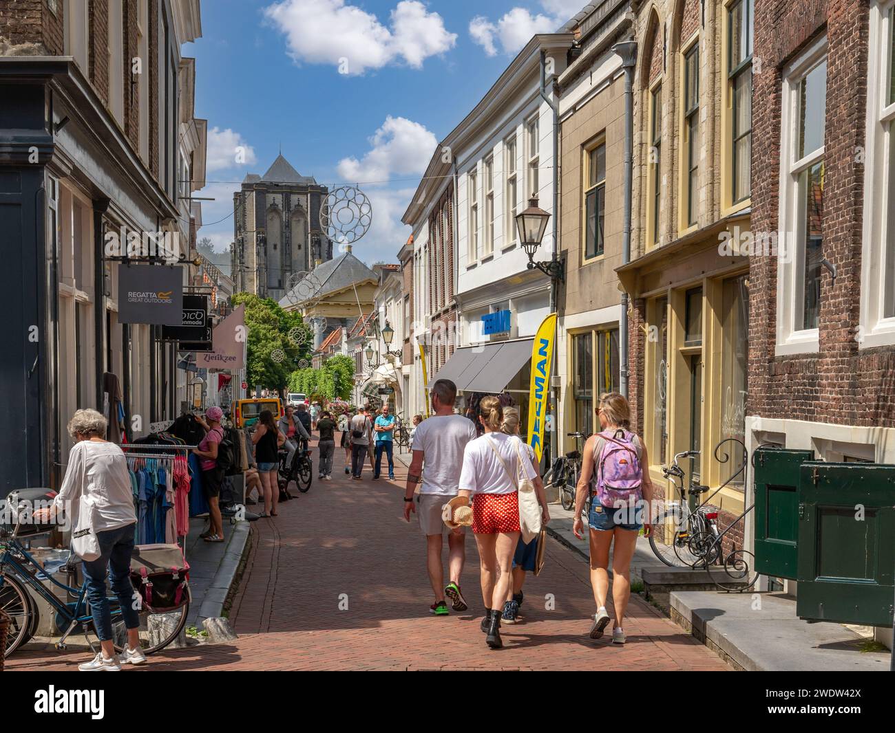Gente che fa shopping in via Poststraat nel centro di Zierikzee, Schouwen-Duiveland, Zeeland, Paesi Bassi Foto Stock