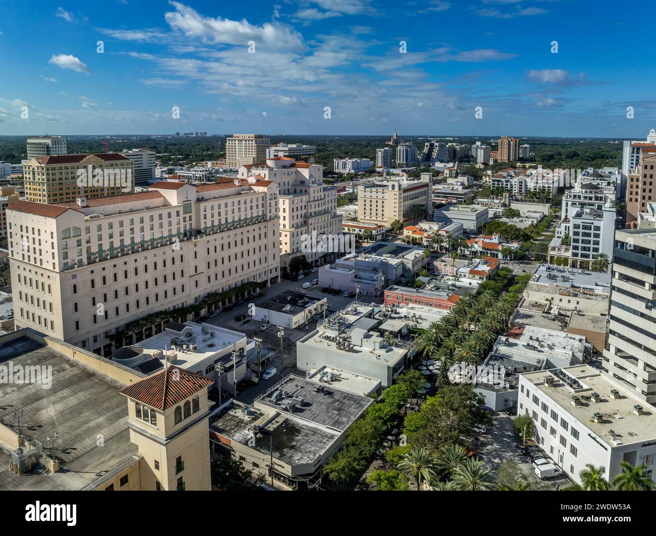 Vista aerea del centro di Coral Gables a Miami, Florida, una comunità pianificata a tema mediterraneo con un carattere ricco. In stile revival mediterraneo Foto Stock