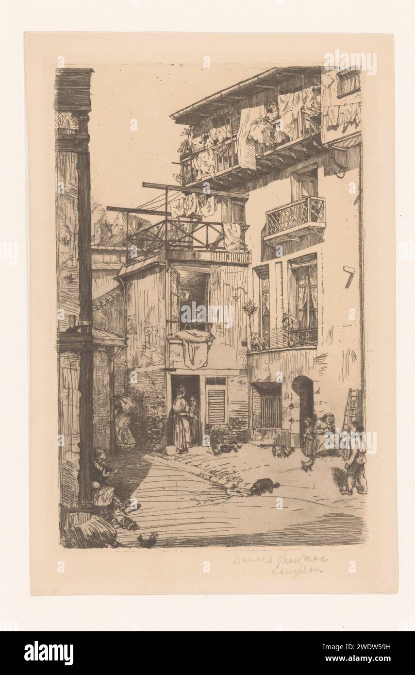 Cortile parigino, Donald Shaw Maclaughlan, 1901 facce stampate in un cortile di Parigi con balconi con letti appesi. Cortile con incisione di carta parigina. Strada pubblica (+ City(-scape) con figure, personale) Parigi Foto Stock