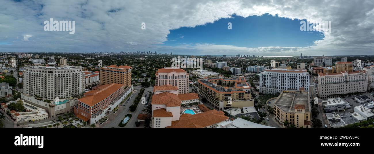 Vista aerea del centro di Coral Gables a Miami, Florida, una comunità pianificata a tema mediterraneo con un carattere ricco. In stile revival mediterraneo Foto Stock