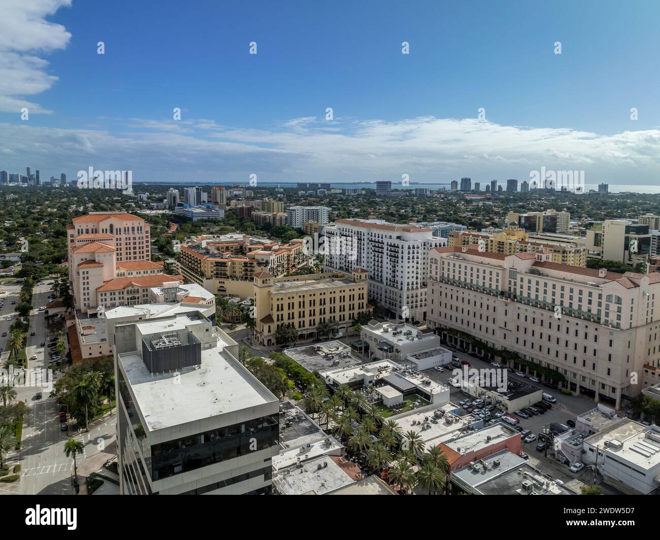Vista aerea del centro di Coral Gables a Miami, Florida, una comunità pianificata a tema mediterraneo con un carattere ricco. In stile revival mediterraneo Foto Stock