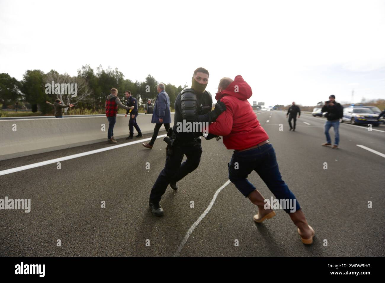 © Frederic Vennarecci/Maxppp - 22/01/2024 Perpignan et blocage du Peage sud Autoroute A9 . Les Agricteurs ont bloques ce matin ds un Premier temp l accès au péage pour ensuite bloquer la circulation sur l A9 ils réclament Plus d aide de la part de l etatet du gouvernement car en 30 ans ils ont perdus 40% de leurs activités et chiffre d affaires, contre la hausse du GNR egalement.Une interpellation d un membre des jeunes Agricteurs et il doit être libéré avant la conference de presse du Premier ministre GabrielAttal ce soir a 18h Perpignan, Francia, 22 gennaio 2024. contadini francesi protetti Foto Stock