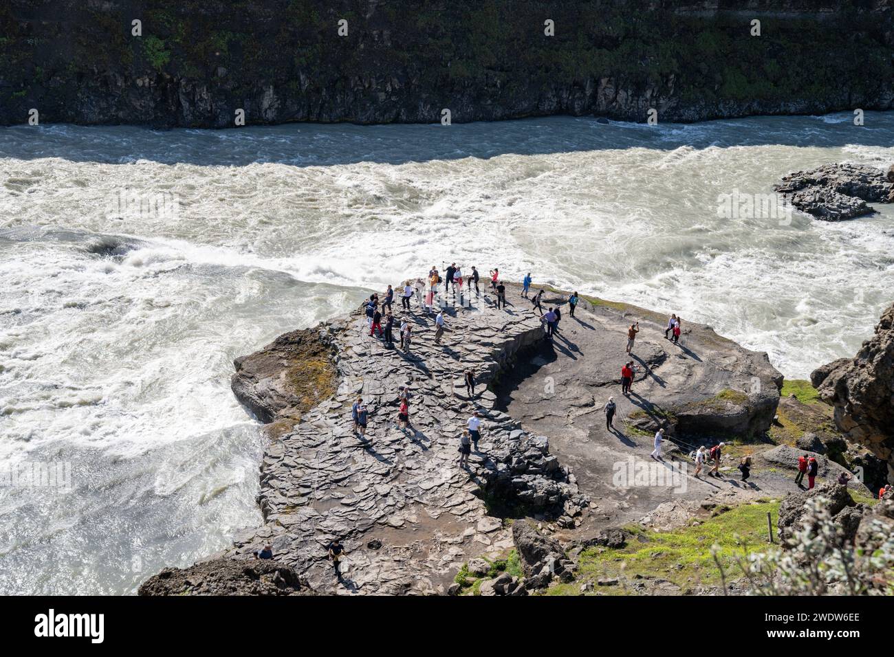 Gullfoss, Islanda - 9 luglio 2023: I turisti vedono la cascata Gullfoss dal livello dell'acqua in un punto panoramico presso l'attrazione turistica Foto Stock