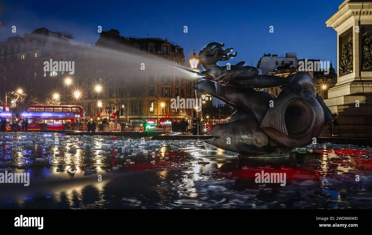 Il calar della notte e il ghiaccio si formano nelle fontane di Trafalgar Square mentre la Gran Bretagna resiste a temperature che arrivano fino a -5C. Foto Stock