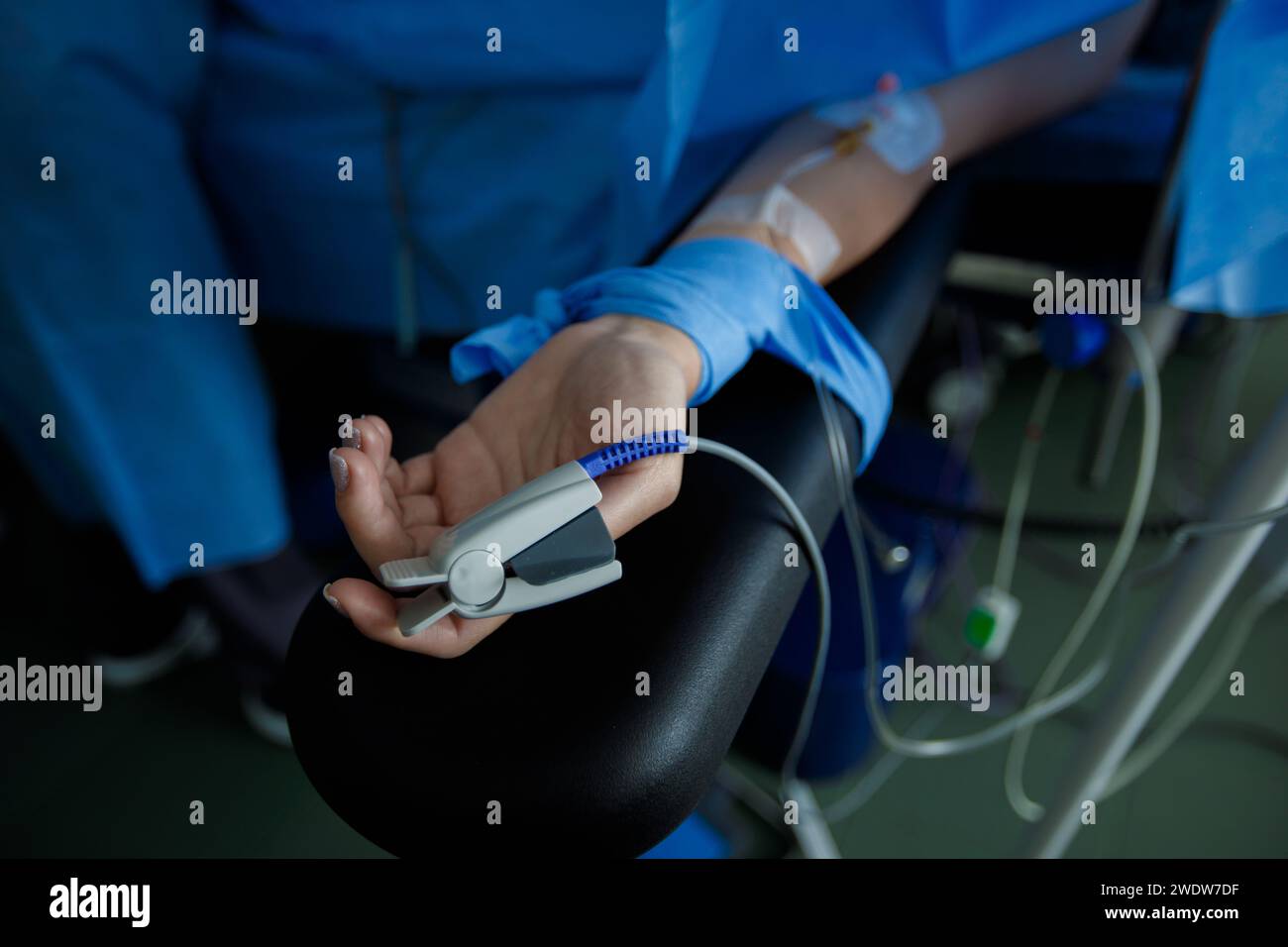 Misurazione della saturazione di ossigeno nel sangue durante l'intervento chirurgico. Foto di alta qualità Foto Stock