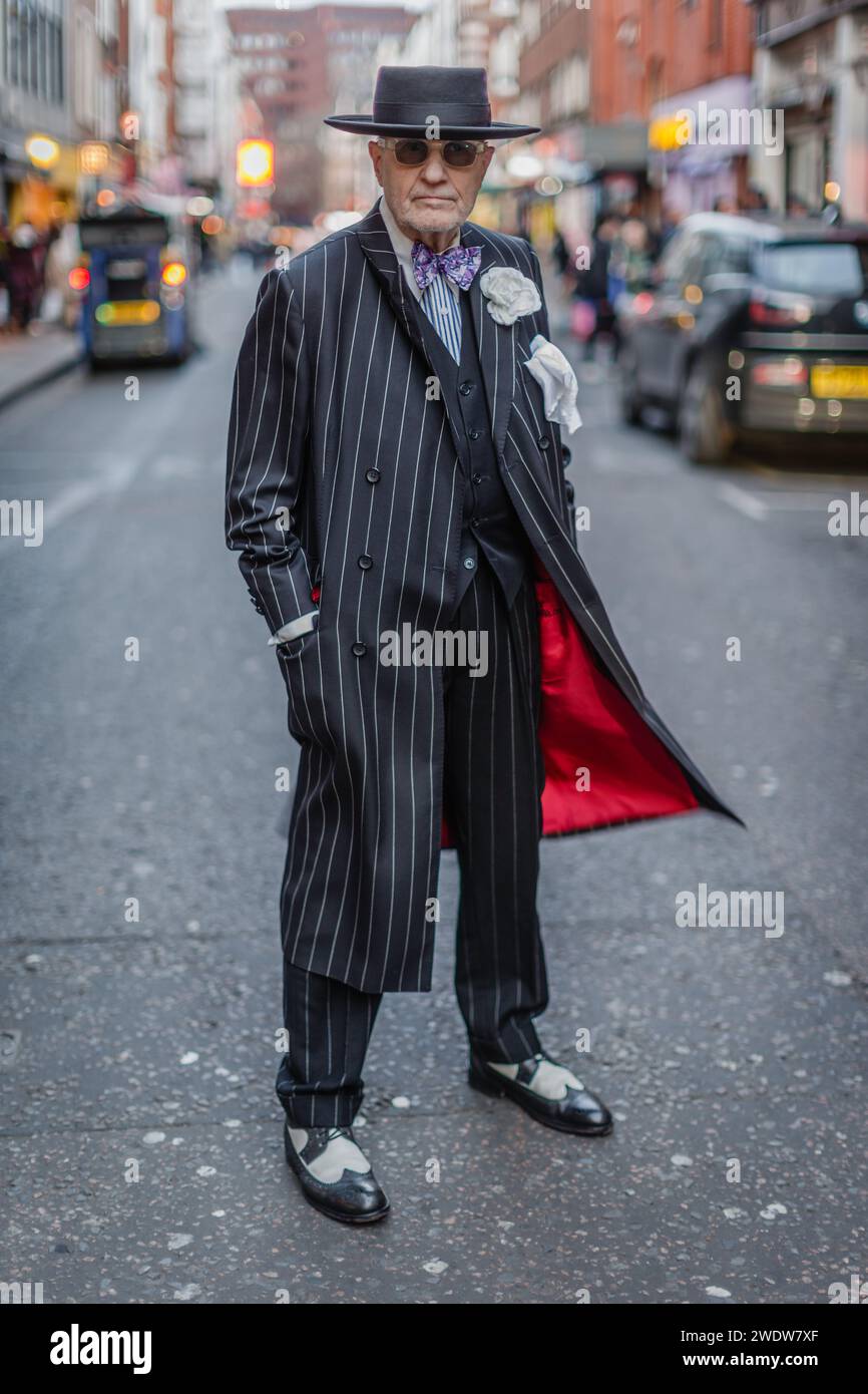 George Skeggs conosciuto anche come Soho George. Sempre vestito in modo impeccabile, George posa per una fotografia a Londra. Foto Stock