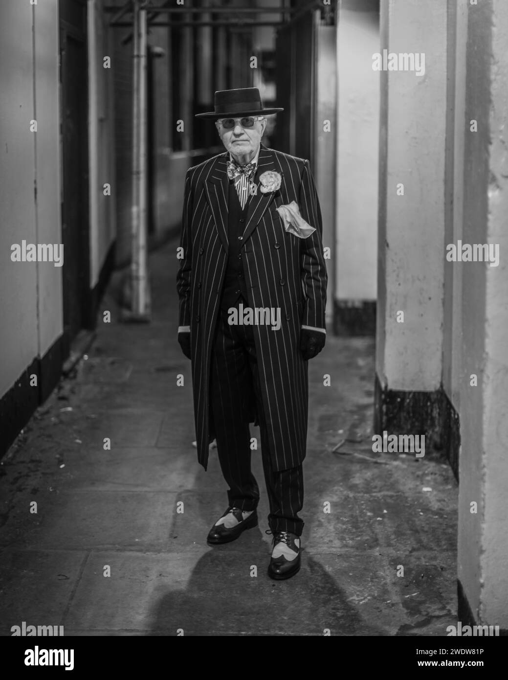 Immagine in bianco e nero di Soho George, la personalità perfettamente vestita che posa per una fotografia a Londra. Foto Stock