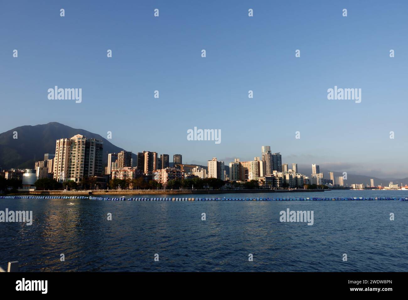 Hong Kong, Cina - 19 gennaio 2024: Vista sul mare di Sha Tau Kok e Shenzhen a Hong Kong. Foto Stock