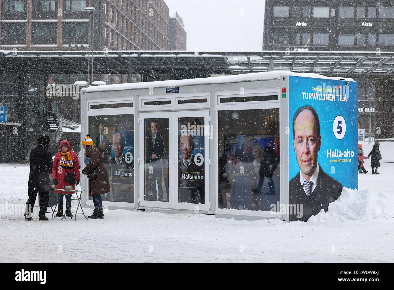 Helsinki, Finlandia. 21 gennaio 2024. Padiglione della campagna elettorale del candidato presidenziale Jussi Halla - aho visto esposto. Le elezioni presidenziali in Finlandia si terranno il 28 gennaio 2024. La campagna elettorale dei candidati presidenziali è in pieno svolgimento. (Foto di Takimoto Marina/SOPA Images/Sipa USA) credito: SIPA USA/Alamy Live News Foto Stock