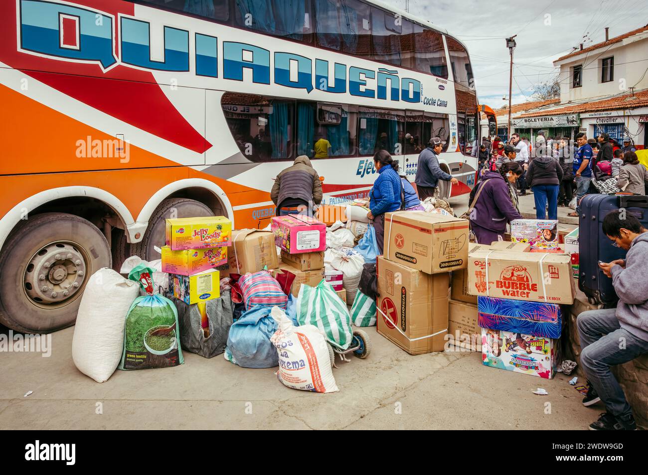 La Quiaca, Argentina, 3 giugno 2018: Partenza movimentata: Uno scorcio dei preparativi per il viaggio nella stazione degli autobus di la Quiaca Foto Stock