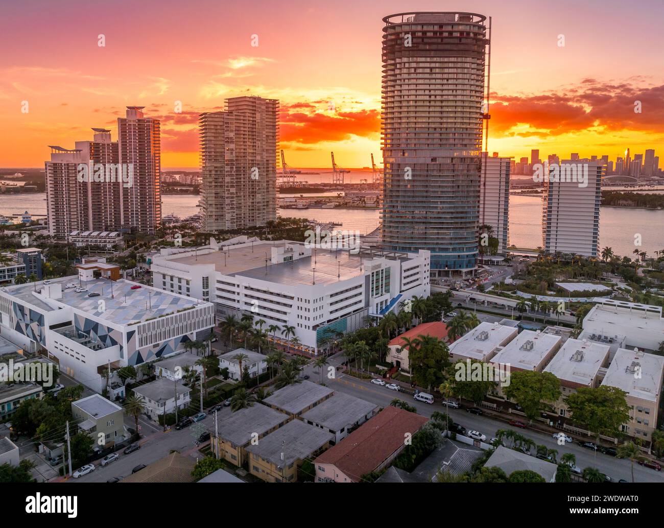 Tramonto aereo del lussuoso complesso condominio di Miami Beach con cielo colorato Foto Stock