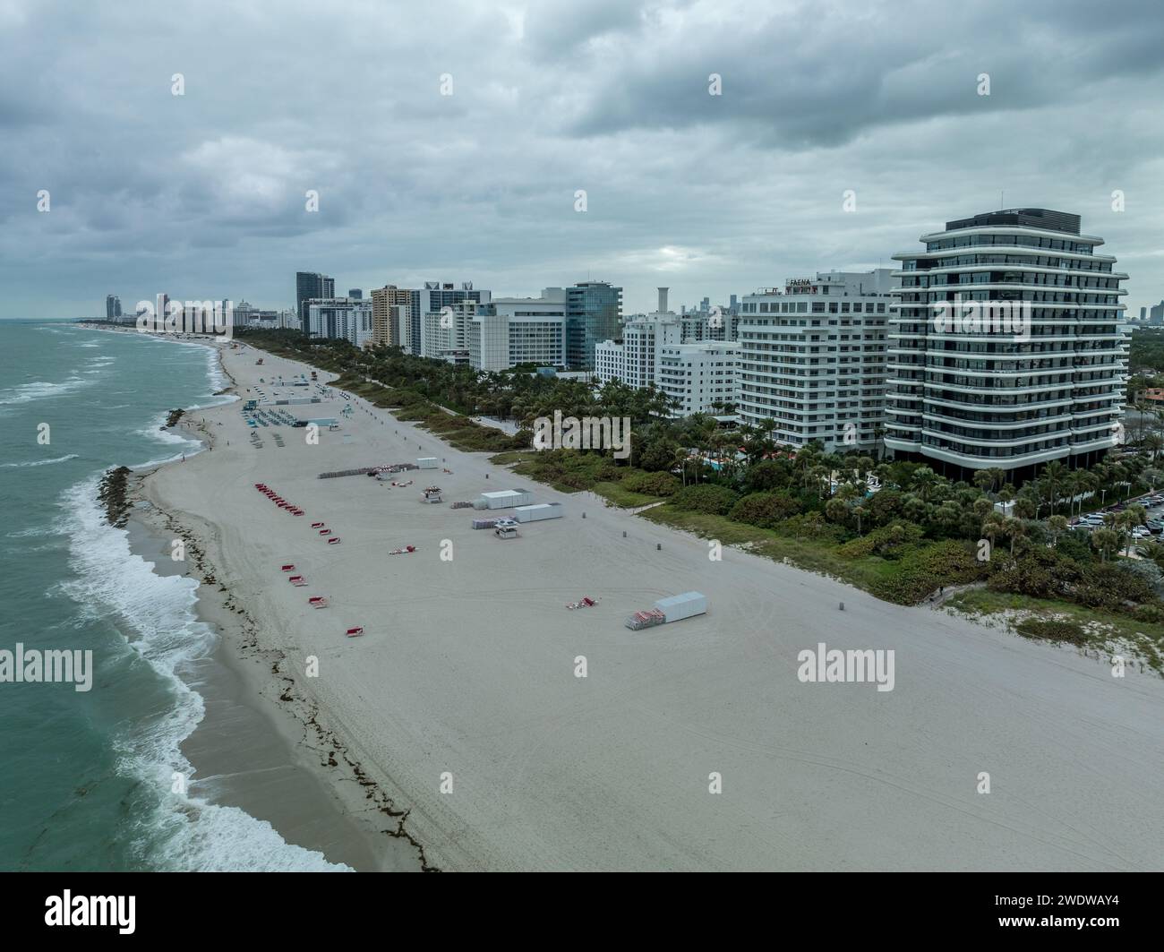 Vista aerea degli hotel di South Beach e degli alti complessi di appartamenti di prim'ordine a Miami, vicino all'oceano con cielo nuvoloso Foto Stock