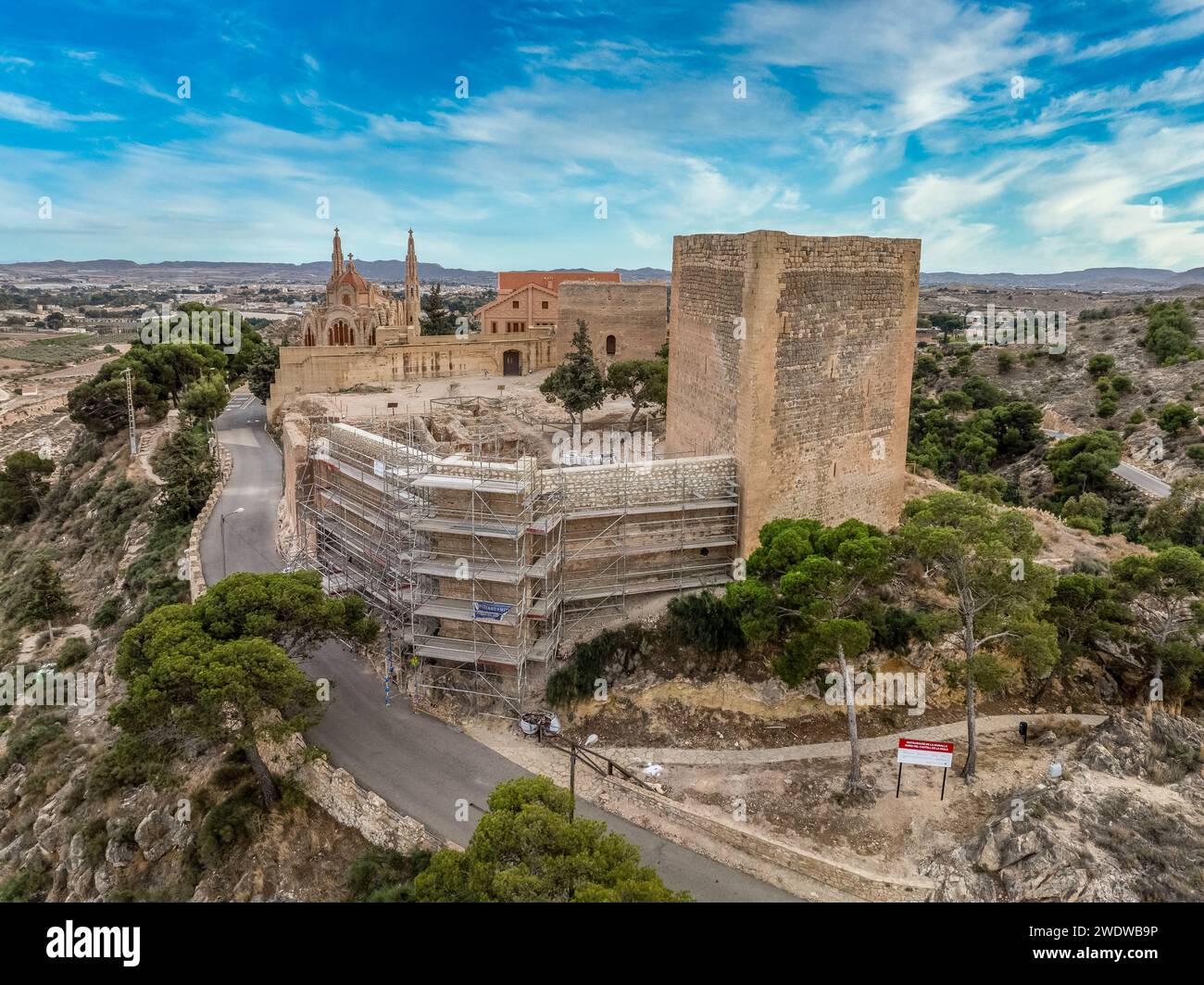 Vista aerea del castello di mola costruito dagli arabi, forma pentagonale con due torri di forma triangolare donjon in Spagna Foto Stock