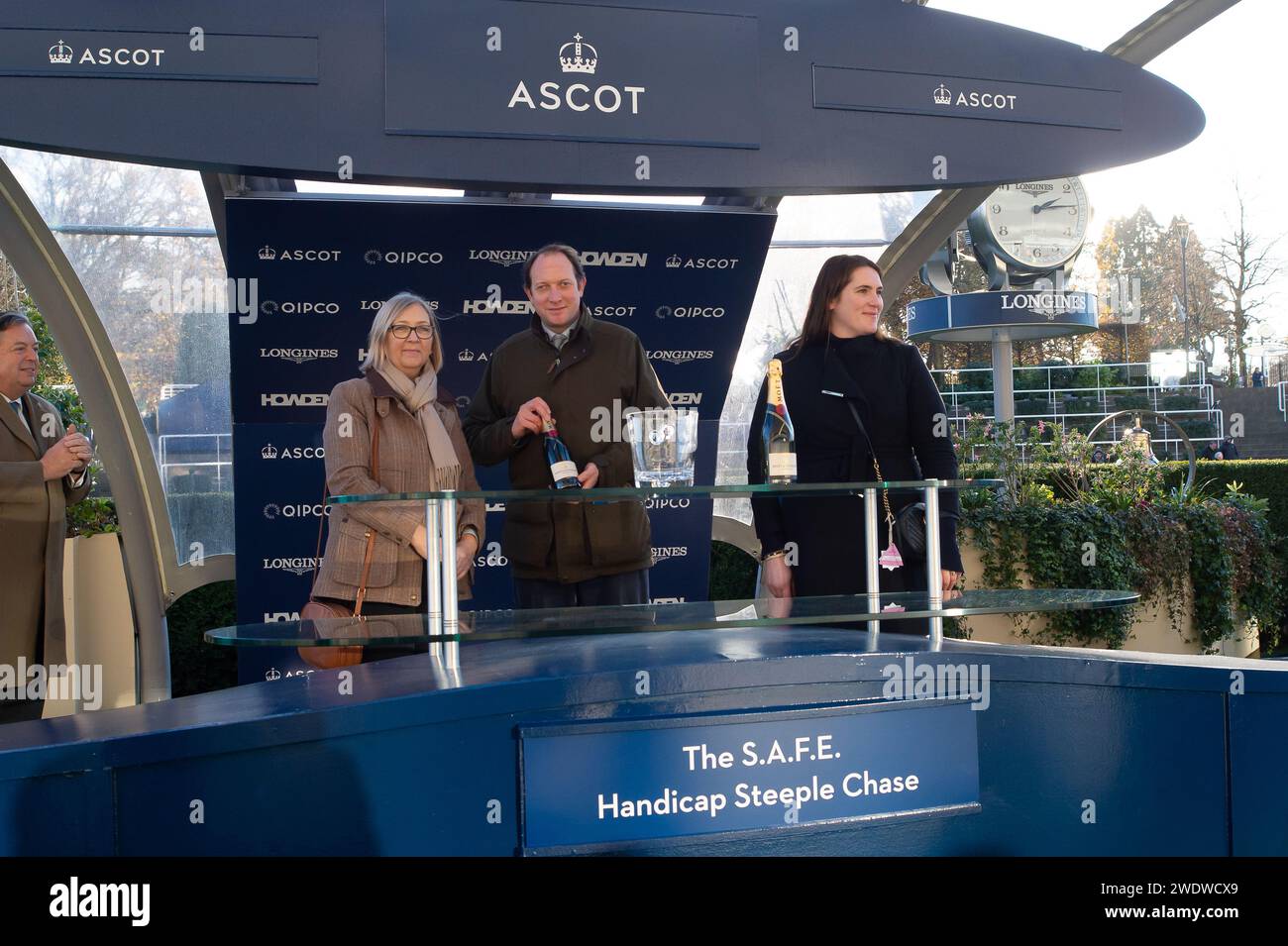 Ascot, Regno Unito. 24 novembre 2023. La presentazione dei vincitori per la S.A.F.E handicap Steeple Chase, vinta dal cavallo Your Darling guidato dal fantino Kielan Woods all'ippodromo di Ascot durante il November Racing Friday Meeting. Il proprietario Lord Vesty. Addestratore Ben Pauling, Naunton. Allevatore William Mangan. Sponsor Fitzdares. Credito: Maureen McLean/Alamy Foto Stock