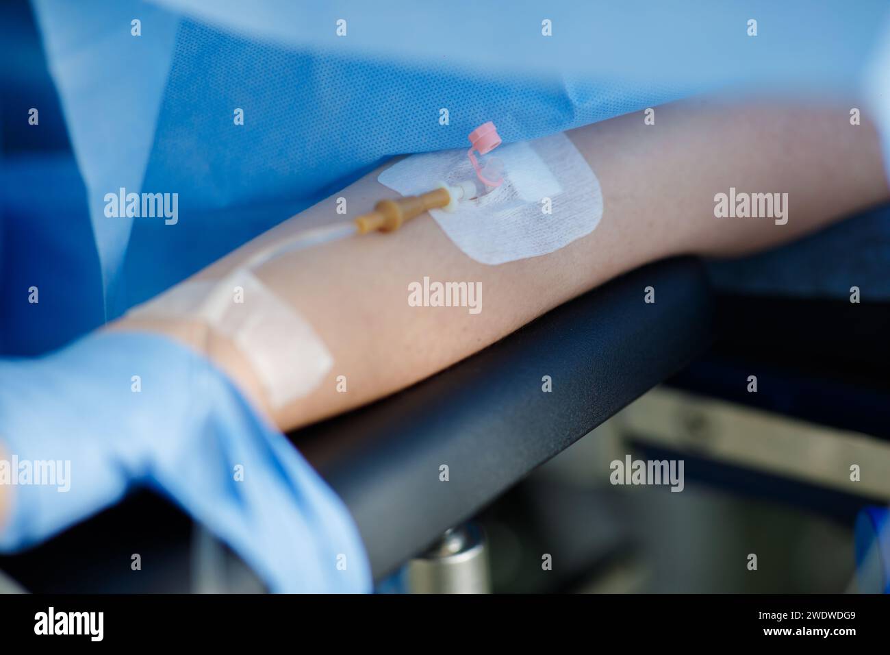 Misurazione della saturazione di ossigeno nel sangue durante l'intervento chirurgico. Foto di alta qualità Foto Stock