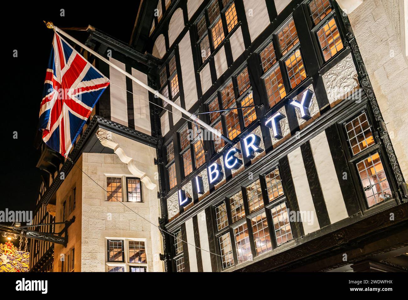 Bandiera britannica e insegna Liberty all'ingresso del famoso grande magazzino di Londra, Regno Unito Foto Stock