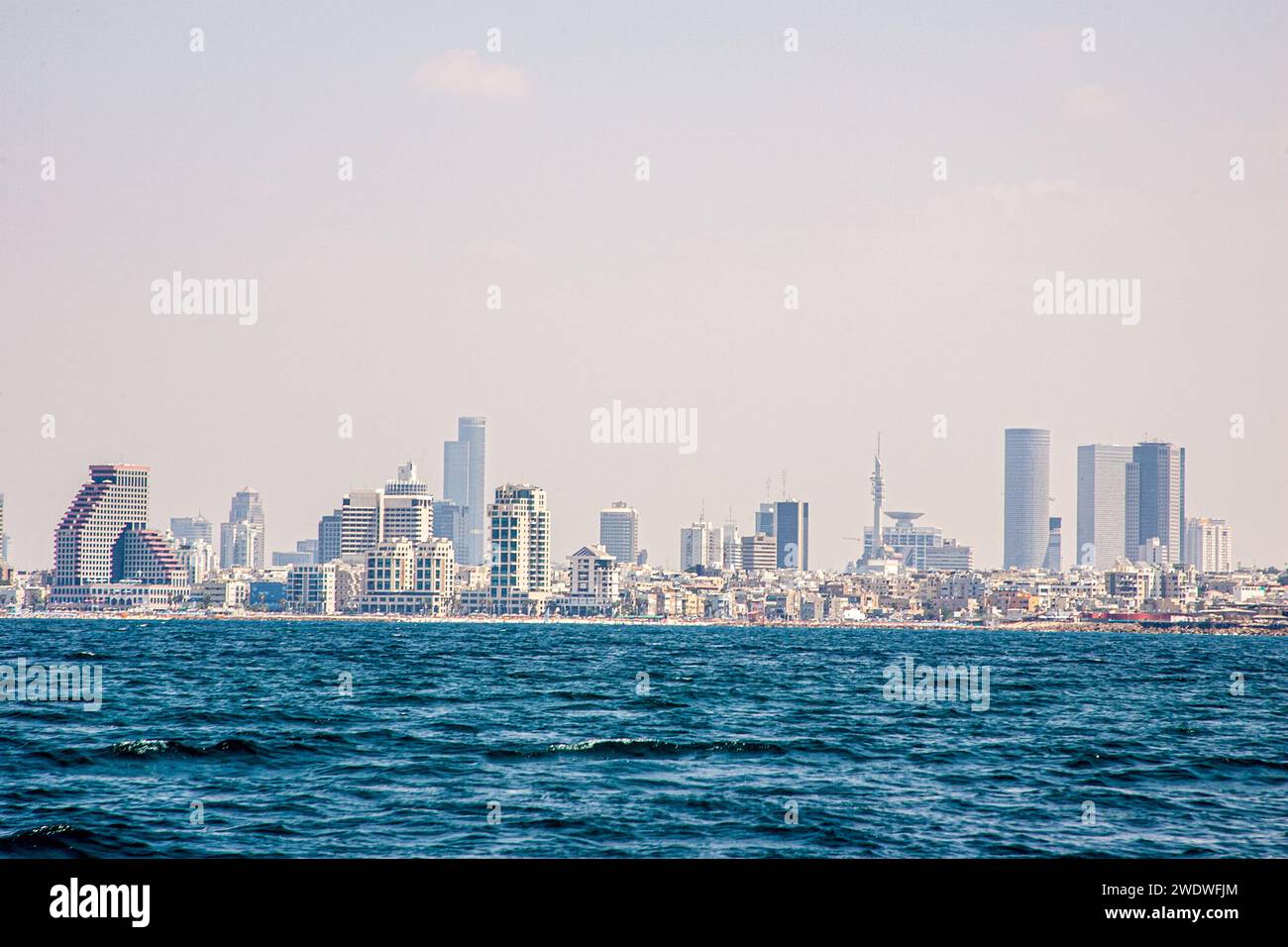 Israele, costa di Tel Aviv vista da ovest dall'interno del Mar Mediterraneo Foto Stock