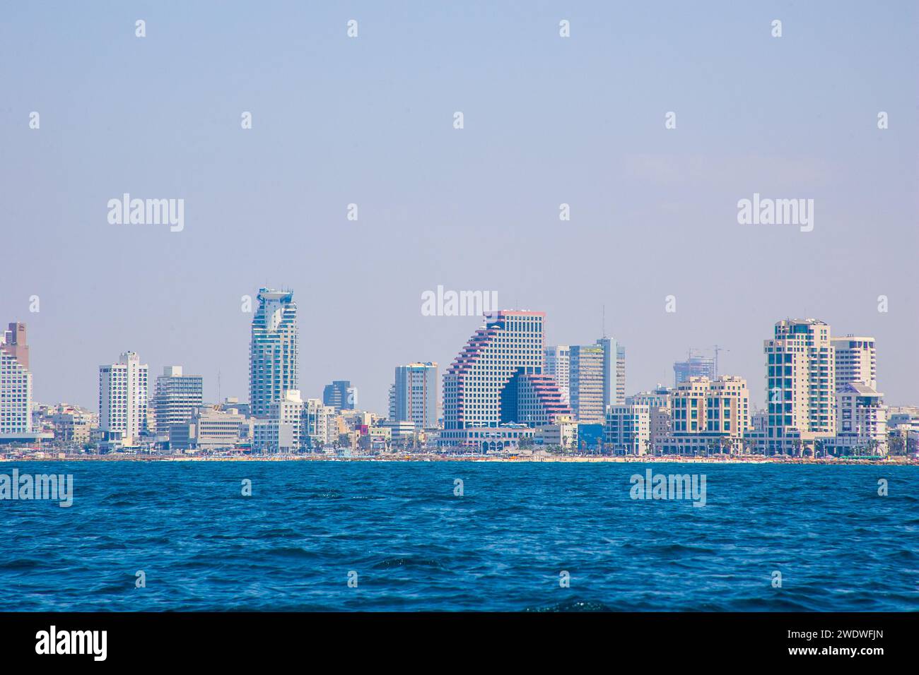 Israele, costa di Tel Aviv vista da ovest dall'interno del Mar Mediterraneo Foto Stock