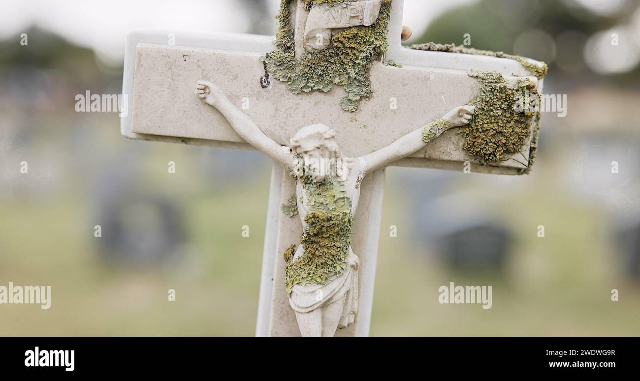 Funerale, lapide o Gesù Cristo sulla croce nel cimitero per la cerimonia della morte, la religione o il servizio commemorativo. Simbolo, sfondo o segno cristiano Foto Stock