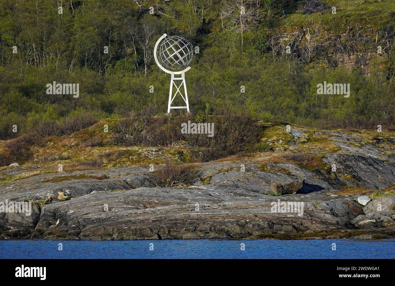 Norvegia, Monumento al Circolo Polare Artico accanto a Melfjord vicino a Jektvika Foto Stock