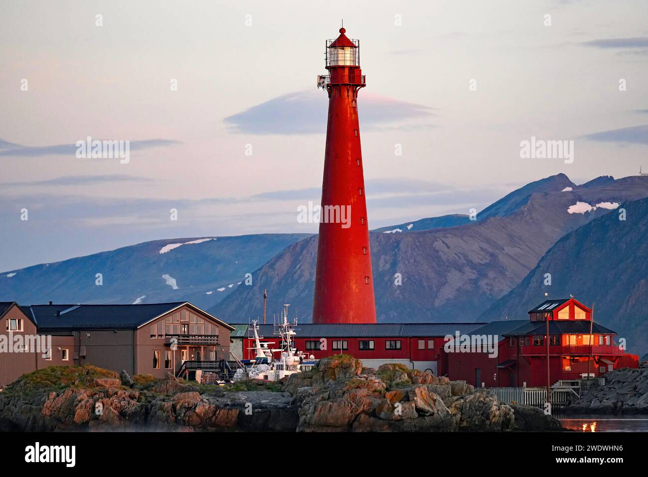 Norvegia, Vesteralen, Andenes Fyr alla luce del sole di mezzanotte Foto Stock