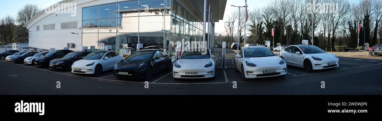 Tesla, Super, Chargers, all, Chargers,in,use,Winchester,Hampshire,Inghilterra,Regno Unito,Gran Bretagna, Foto Stock