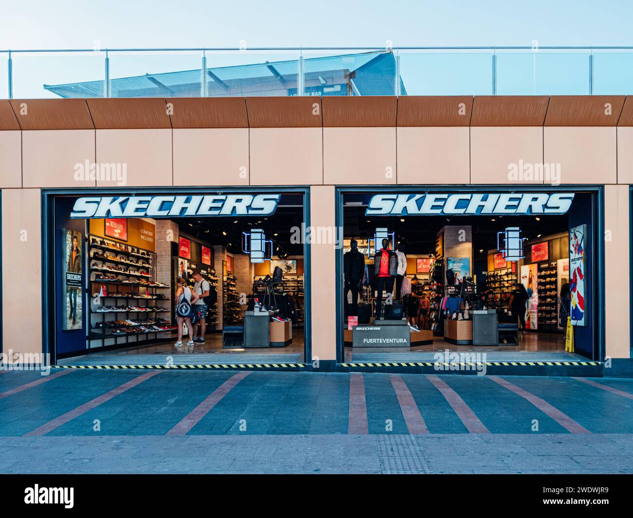 Esterno del negozio al dettaglio del marchio statunitense Skechers situato nella strada principale dello shopping nella città costiera di Corralejo, Fuerteventura, Isole Canarie Foto Stock